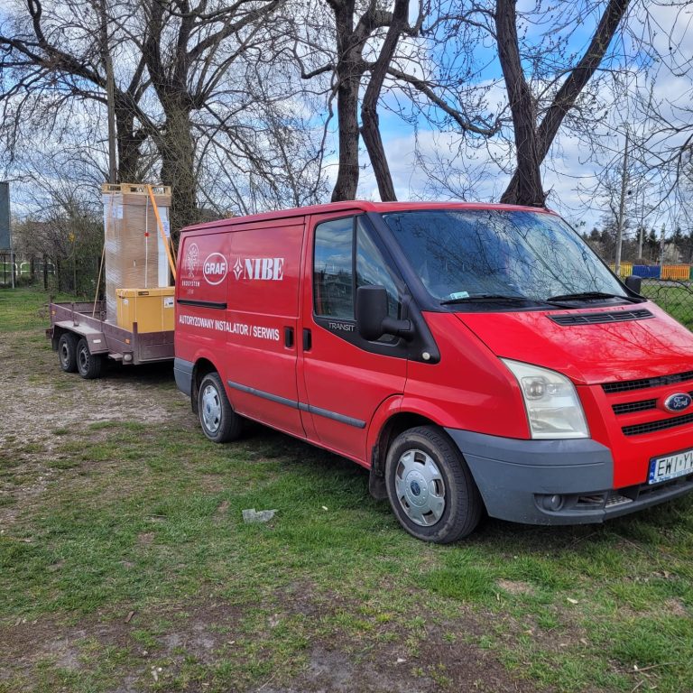 Zjęcie auta firmy Ekosystem-JBW zajmującej się wykonastwem instalacji sanitarnych oraz sprzedażą materiałów do dekoracji wnętrz